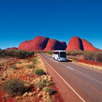 Luxe AAT Kings touringcar bij Kata Tjuta